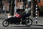 Amsterdam 11 maart 2023
Iris Zeilstra met haar 3 dochters in de bakfiets in Amsterdam zuid.