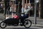 Amsterdam 11 maart 2023
Iris Zeilstra met haar 3 dochters in de bakfiets in Amsterdam zuid.