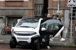 Amsterdam 21 februari 2023
Johnny Heitinga en zijn vrouw Charlotte Sophie in hun nieuwe Eli Zero stads wagentje.