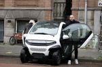 Amsterdam 21 februari 2023
Johnny Heitinga en zijn vrouw Charlotte Sophie in hun nieuwe Eli Zero stads wagentje.