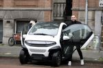 Amsterdam 21 februari 2023
Johnny Heitinga en zijn vrouw Charlotte Sophie in hun nieuwe Eli Zero stads wagentje.