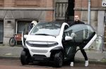Amsterdam 21 februari 2023
Johnny Heitinga en zijn vrouw Charlotte Sophie in hun nieuwe Eli Zero stads wagentje.