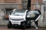 Amsterdam 21 februari 2023
Johnny Heitinga en zijn vrouw Charlotte Sophie in hun nieuwe Eli Zero stads wagentje.