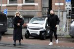 Amsterdam 21 februari 2023
Johnny Heitinga en zijn vrouw Charlotte Sophie in hun nieuwe Eli Zero stads wagentje.