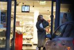Vinkeveen Abcoude 16 februari 2023
Roxeanne Hazes en haar man Erik Zwennes gaan vanaf hun huis naar Abcoude waar Roxeanne boodschappen doet bij de HEMA
