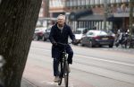Amsterdam 21 februari 2023
Tom Egbers op de fiets in Amsterdam zuid.