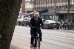 Amsterdam 21 februari 2023
Tom Egbers op de fiets in Amsterdam zuid.