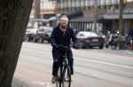 Amsterdam 21 februari 2023
Tom Egbers op de fiets in Amsterdam zuid.