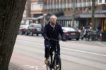 Amsterdam 21 februari 2023
Tom Egbers op de fiets in Amsterdam zuid.