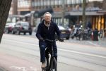 Amsterdam 21 februari 2023
Tom Egbers op de fiets in Amsterdam zuid.