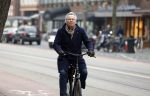 Amsterdam 21 februari 2023
Tom Egbers op de fiets in Amsterdam zuid.