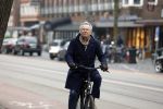 Amsterdam 21 februari 2023
Tom Egbers op de fiets in Amsterdam zuid.
