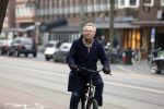 Amsterdam 21 februari 2023
Tom Egbers op de fiets in Amsterdam zuid.