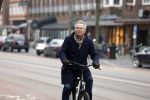 Amsterdam 21 februari 2023
Tom Egbers op de fiets in Amsterdam zuid.