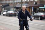 Amsterdam 21 februari 2023
Tom Egbers op de fiets in Amsterdam zuid.