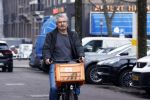 Amsterdam 15 februari 2023
Victor Reinier op de fiets in Amsterdam zuid.