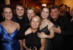 Amsterdam 5 maart 2023
Premiere les Miserables in Carre.
Wolter Kroes en zij nvrouw Tessa en zoons kwam naar hun zus/dochter Pamela Kroes kijken .
Ook de ex vrouw van Wolter en moeder van Pamela was aanwezig