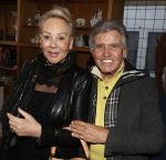 Breukelen 12 februari 2024
Ria Valk viert haar 65 jarig artiesten jubileum en krijgt een koninklijk onderscheiding van de burgemeester van de Ronde Venen. Adriaan Hoes kwam met zijn partner