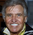 Breukelen 12 februari 2024
Ria Valk viert haar 65 jarig artiesten jubileum en krijgt een koninklijk onderscheiding van de burgemeester van de Ronde Venen. Adriaan Hoes kwam met zijn partner