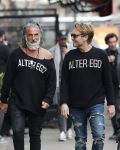 Amsterdam 20 januari 2024
Bas Smit en Zeus met Alter Ego truien op de cornelis schuytstraat