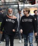 Amsterdam 20 januari 2024
Bas Smit en Zeus met Alter Ego truien op de cornelis schuytstraat