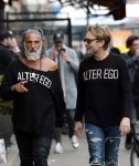Amsterdam 20 januari 2024
Bas Smit en Zeus met Alter Ego truien op de cornelis schuytstraat
