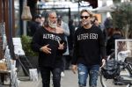 Amsterdam 20 januari 2024
Bas Smit en Zeus met Alter Ego truien op de cornelis schuytstraat