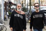 Amsterdam 20 januari 2024
Bas Smit en Zeus met Alter Ego truien op de cornelis schuytstraat