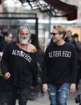 Amsterdam 20 januari 2024
Bas Smit en Zeus met Alter Ego truien op de cornelis schuytstraat