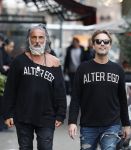 Amsterdam 20 januari 2024
Bas Smit en Zeus met Alter Ego truien op de cornelis schuytstraat