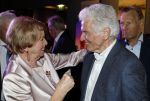 Breukelen 12 februari 2024
Ria Valk viert haar 65 jarig artiesten jubileum en krijgt een koninklijk onderscheiding van de burgemeester van de Ronde Venen. Ben Cramer