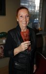 Breukelen 12 februari 2024
Ria Valk viert haar 65 jarig artiesten jubileum en krijgt een koninklijk onderscheiding van de burgemeester van de Ronde Venen. Carry Tefsen