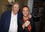 Breukelen 12 februari 2024
Ria Valk viert haar 65 jarig artiesten jubileum en krijgt een koninklijk onderscheiding van de burgemeester van de Ronde Venen. Carry tefsen met ex partner van Ria Valk