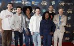 Amsterdam 3 februari 2024
Premiere Familie Vos in Pathe Arena. Frederik Brom, Imani Ristie, Buddy Vedder, Levi Otto, Manouskha Zeegelaar Breedveld, Edo Brunner, Quin van der Zeeuw (Uber Quin) tijdens de inloop bij de filmpremiere De legende van Familie Vos in Pathe Arena te Amsterdam