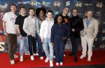 Amsterdam 3 februari 2024
Premiere Familie Vos in Pathe Arena. Frederik Brom, Imani Ristie, Buddy Vedder, Levi Otto, Manouskha Zeegelaar Breedveld, Edo Brunner, Quin van der Zeeuw (Uber Quin) tijdens de inloop bij de filmpremiere De legende van Familie Vos in Pathe Arena te Amsterdam