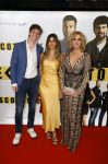 Amsterdam 29 januari 2024
Premiere Scotoe in Tuschinski met oa in de cast Sinan Eroglu Mohammed Chara Rose Bertram Said Boumazoughe Melisa Asli Pamuk Ferdi Stofmeel Daphne Deckers Emma Deckers en Oscar Aerts. Daphne Deckers met Alec Deckers en vriendin