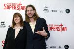 Amsterdam 21 januari 2024
Premiere Jesus Christ Superstar in het DeLaMar theater. Frank v d Lende met zijn moeder