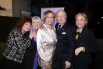 Breukelen 12 februari 2024
Ria Valk viert haar 65 jarig artiesten jubileum en krijgt een koninklijk onderscheiding van de burgemeester van de Ronde Venen. Imca Marina Willeke Alberti Ria Valk Ronnie Tober en Conny Vink