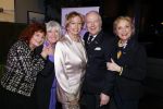 Breukelen 12 februari 2024
Ria Valk viert haar 65 jarig artiesten jubileum en krijgt een koninklijk onderscheiding van de burgemeester van de Ronde Venen. Imca Marina Willeke Alberti Ria Valk Ronnie Tober en Conny Vink