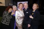 Breukelen 12 februari 2024
Ria Valk viert haar 65 jarig artiesten jubileum en krijgt een koninklijk onderscheiding van de burgemeester van de Ronde Venen. Imca Marina Willeke Alberti Ria Valk Ronnie Tober en Conny Vink