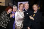 Breukelen 12 februari 2024
Ria Valk viert haar 65 jarig artiesten jubileum en krijgt een koninklijk onderscheiding van de burgemeester van de Ronde Venen. Imca Marina Willeke Alberti Ria Valk Ronnie Tober en Conny Vink