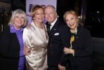 Breukelen 12 februari 2024
Ria Valk viert haar 65 jarig artiesten jubileum en krijgt een koninklijk onderscheiding van de burgemeester van de Ronde Venen. Imca Marina Willeke Alberti Ria Valk Ronnie Tober en Conny Vink