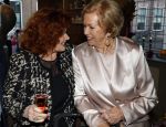 Breukelen 12 februari 2024
Ria Valk viert haar 65 jarig artiesten jubileum en krijgt een koninklijk onderscheiding van de burgemeester van de Ronde Venen. Imca Marina kwam met haar hondje