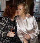 Breukelen 12 februari 2024
Ria Valk viert haar 65 jarig artiesten jubileum en krijgt een koninklijk onderscheiding van de burgemeester van de Ronde Venen. Imca Marina kwam met haar hondje