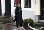 Amsterdam 9 februari 2024
Isa Hoes druk bellend en wandelend over de grachten van Amsterdam.