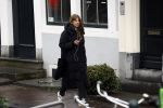 Amsterdam 9 februari 2024
Isa Hoes druk bellend en wandelend over de grachten van Amsterdam.