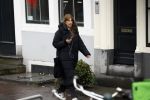 Amsterdam 9 februari 2024
Isa Hoes druk bellend en wandelend over de grachten van Amsterdam.