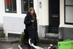 Amsterdam 9 februari 2024
Isa Hoes druk bellend en wandelend over de grachten van Amsterdam.