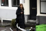 Amsterdam 9 februari 2024
Isa Hoes druk bellend en wandelend over de grachten van Amsterdam.