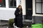 Amsterdam 9 februari 2024
Isa Hoes druk bellend en wandelend over de grachten van Amsterdam.